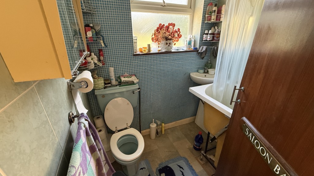 Lot: 97 - SEMI-DETACHED HOUSE LET ON A STATUTORY TENANCY - Internal image of bathroom from another angle